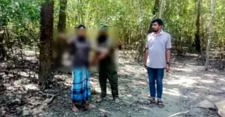 বরগুনায় ৬ ফুট লম্বা দাঁড়াশ সাপ উদ্ধার, হরিণঘাটায় অবমুক্ত
